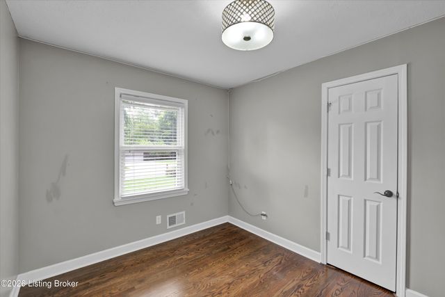 8206 Ardenia Ln, Louisville, KY 40228
