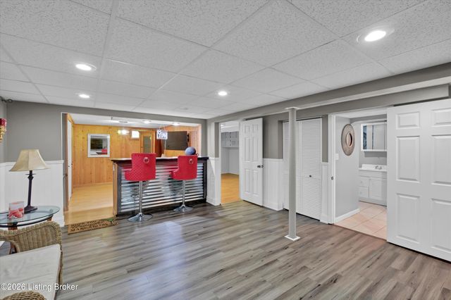 8206 Ardenia Ln, Louisville, KY 40228
