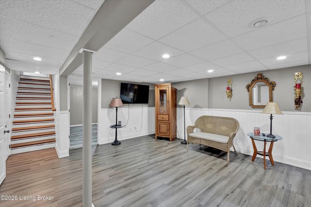 8206 Ardenia Ln, Louisville, KY 40228