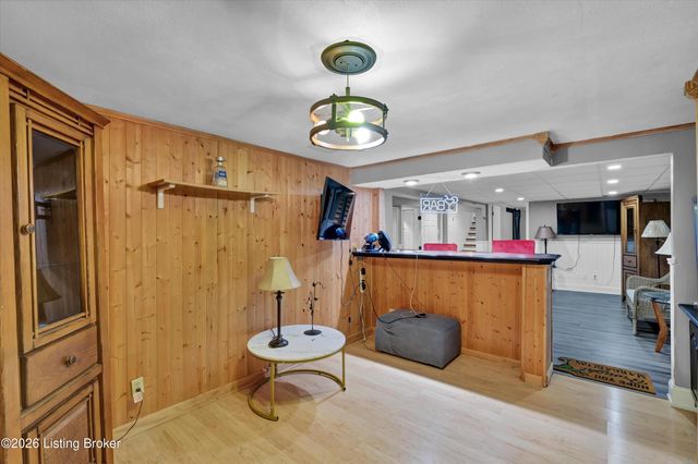 8206 Ardenia Ln, Louisville, KY 40228