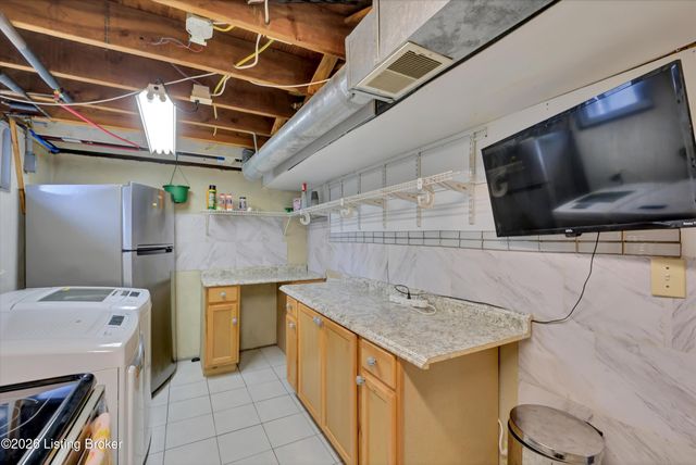 8206 Ardenia Ln, Louisville, KY 40228