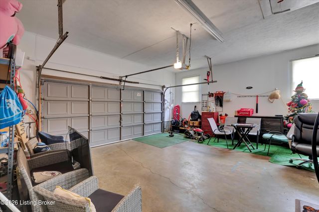 8206 Ardenia Ln, Louisville, KY 40228