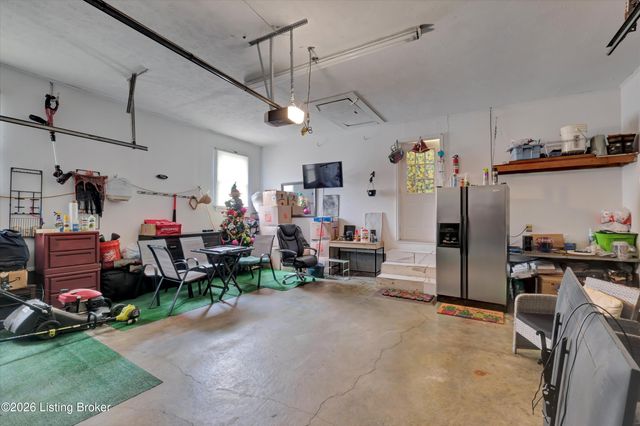 8206 Ardenia Ln, Louisville, KY 40228