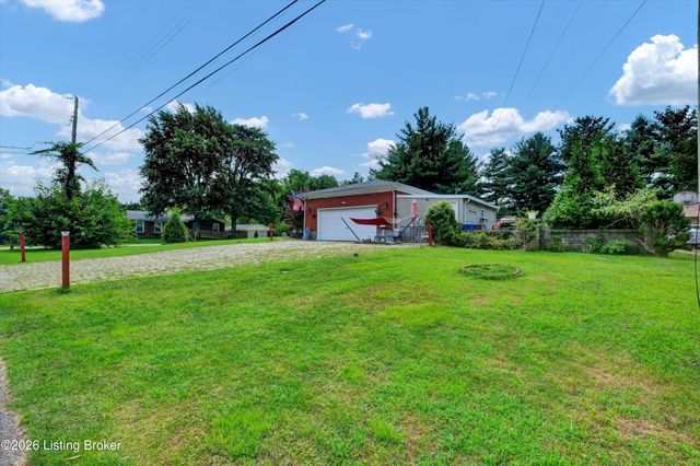 8206 Ardenia Ln, Louisville, KY 40228
