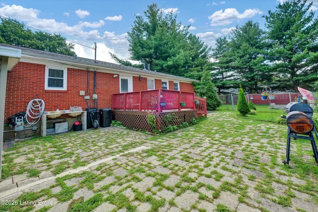 8206 Ardenia Ln, Louisville, KY 40228