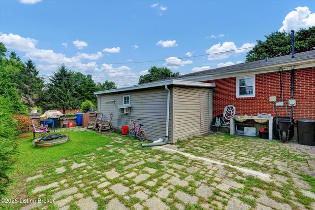 8206 Ardenia Ln, Louisville, KY 40228