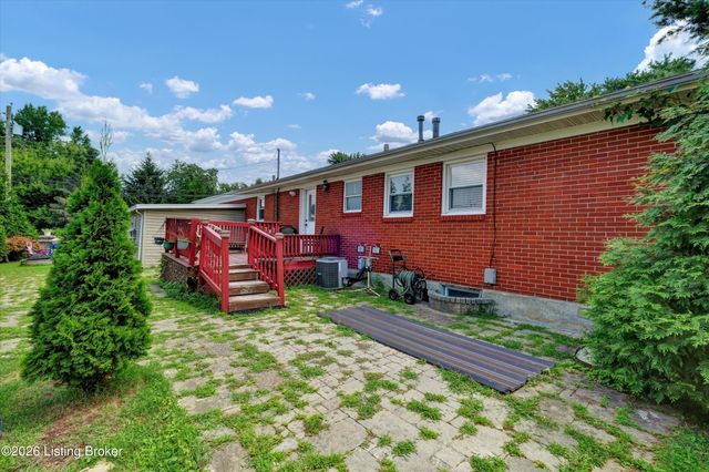 8206 Ardenia Ln, Louisville, KY 40228