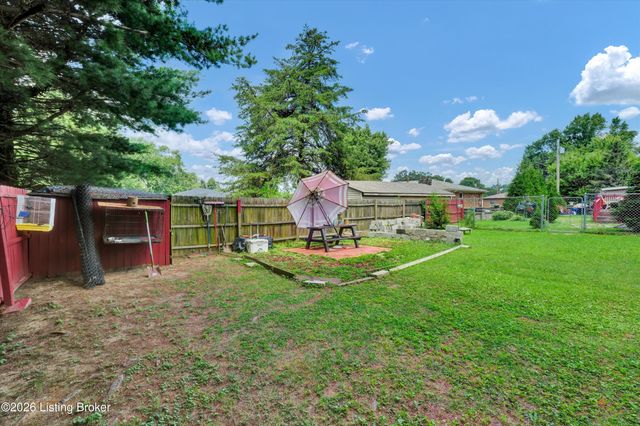 8206 Ardenia Ln, Louisville, KY 40228