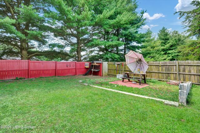 8206 Ardenia Ln, Louisville, KY 40228