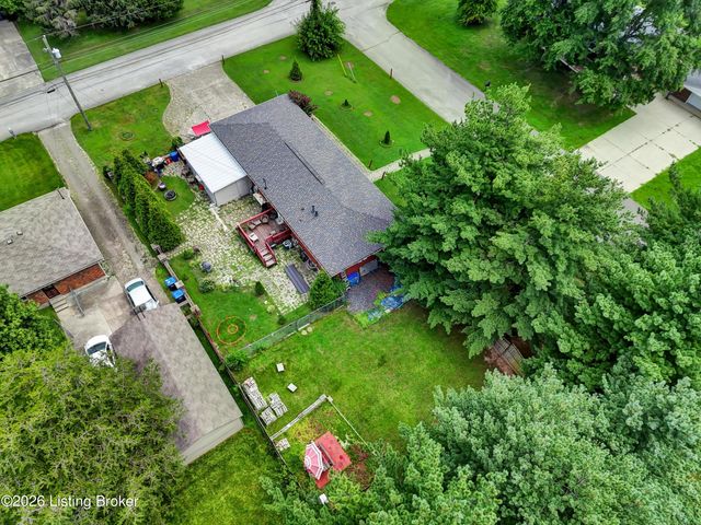 8206 Ardenia Ln, Louisville, KY 40228