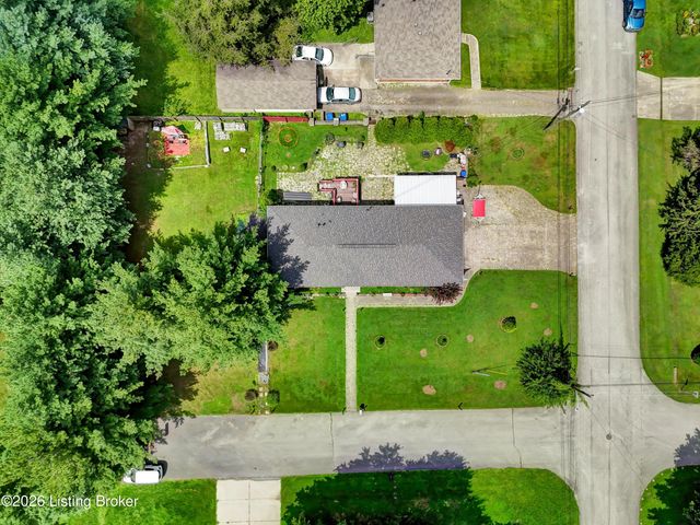 8206 Ardenia Ln, Louisville, KY 40228