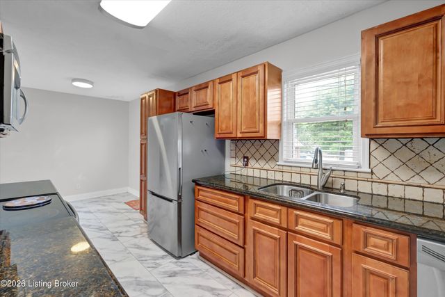 8206 Ardenia Ln, Louisville, KY 40228