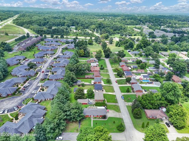 8206 Ardenia Ln, Louisville, KY 40228