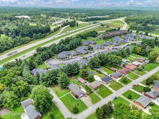 8206 Ardenia Ln, Louisville, KY 40228