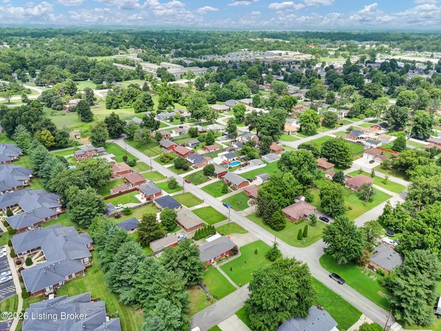 8206 Ardenia Ln, Louisville, KY 40228