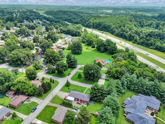 8206 Ardenia Ln, Louisville, KY 40228