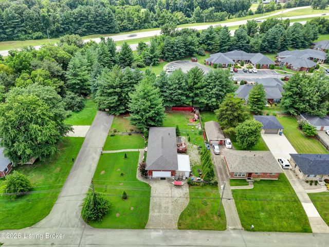 8206 Ardenia Ln, Louisville, KY 40228
