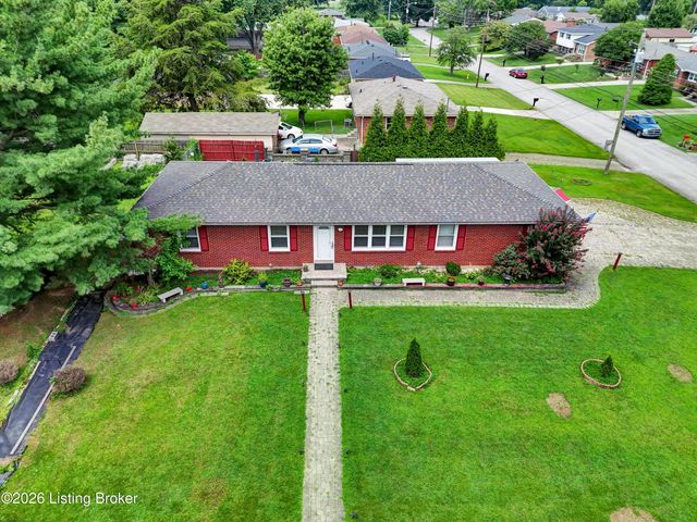 8206 Ardenia Ln, Louisville, KY 40228