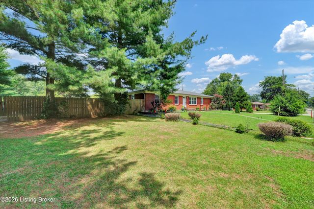 8206 Ardenia Ln, Louisville, KY 40228