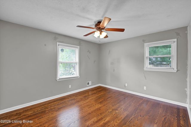 8206 Ardenia Ln, Louisville, KY 40228