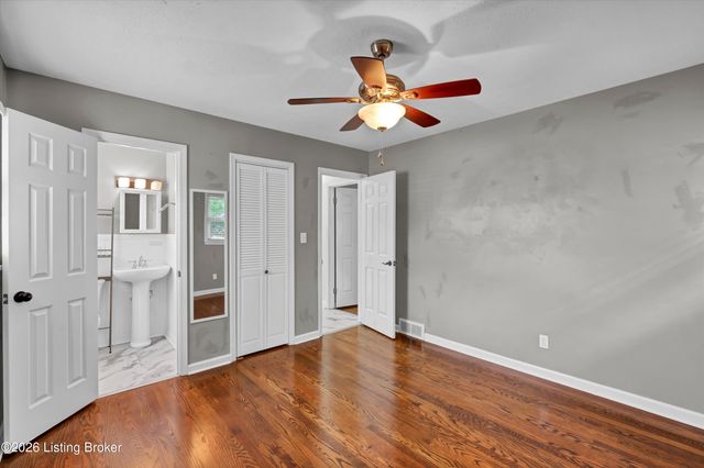8206 Ardenia Ln, Louisville, KY 40228