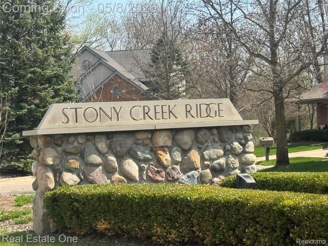 419 Roundview Drive, Rochester, MI 48307