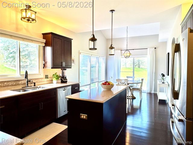 419 Roundview Drive, Rochester, MI 48307