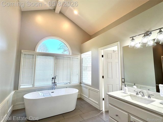 419 Roundview Drive, Rochester, MI 48307