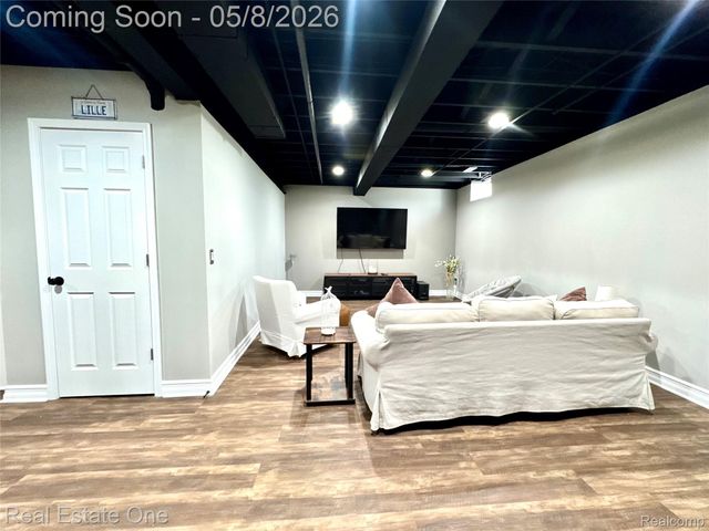 419 Roundview Drive, Rochester, MI 48307