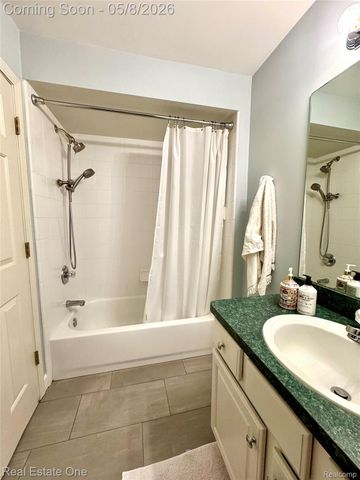 419 Roundview Drive, Rochester, MI 48307