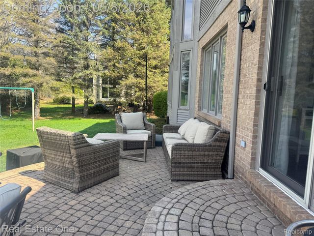 419 Roundview Drive, Rochester, MI 48307