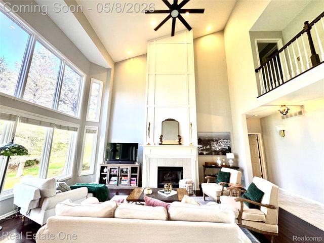 419 Roundview Drive, Rochester, MI 48307