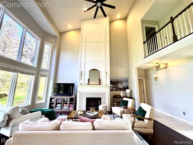 419 Roundview Drive, Rochester, MI 48307