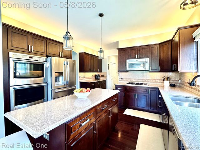 419 Roundview Drive, Rochester, MI 48307