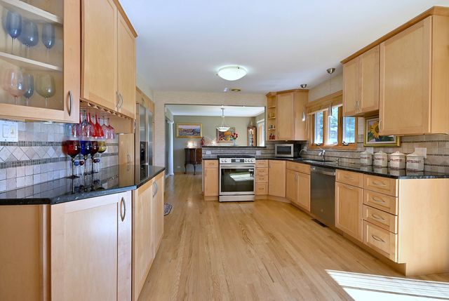 9S631 William Drive, Burr Ridge, IL 60527