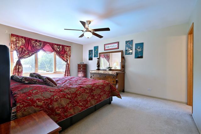 9S631 William Drive, Burr Ridge, IL 60527