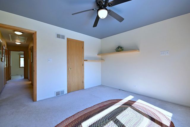 9S631 William Drive, Burr Ridge, IL 60527
