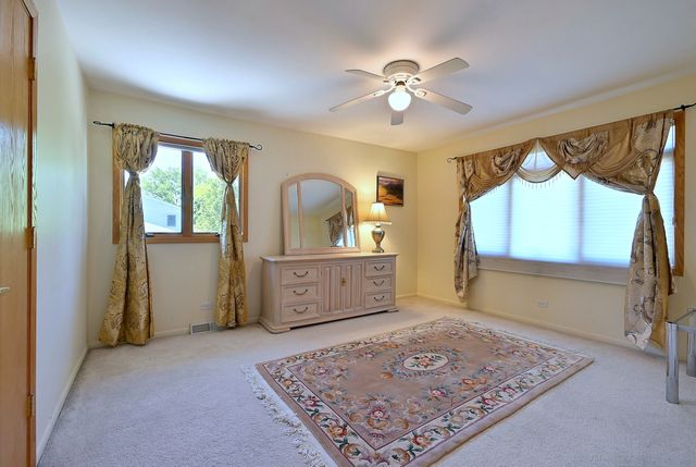 9S631 William Drive, Burr Ridge, IL 60527