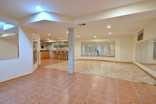 9S631 William Drive, Burr Ridge, IL 60527