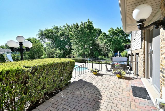 9S631 William Drive, Burr Ridge, IL 60527