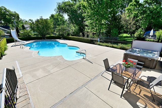 9S631 William Drive, Burr Ridge, IL 60527