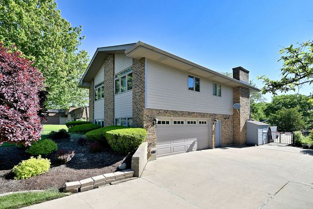 9S631 William Drive, Burr Ridge, IL 60527