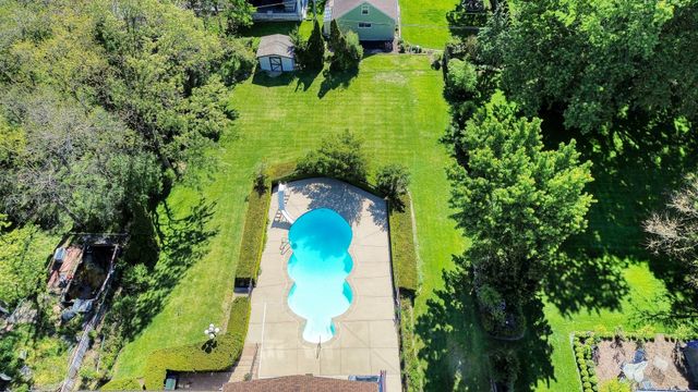9S631 William Drive, Burr Ridge, IL 60527