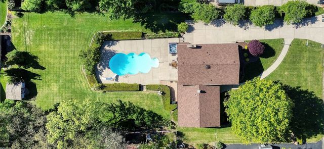 9S631 William Drive, Burr Ridge, IL 60527