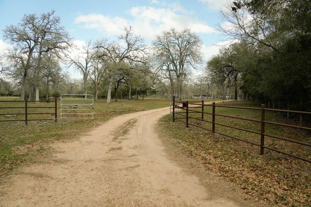 4731 Krischke Road, Schulenburg, TX 78956