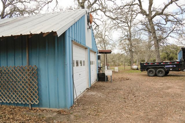 4731 Krischke Road, Schulenburg, TX 78956