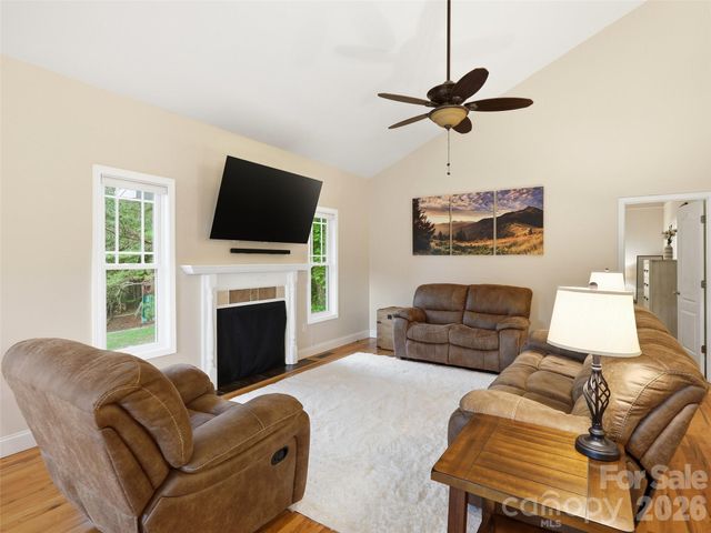 16 Lancaster Lane, Weaverville, NC 28787