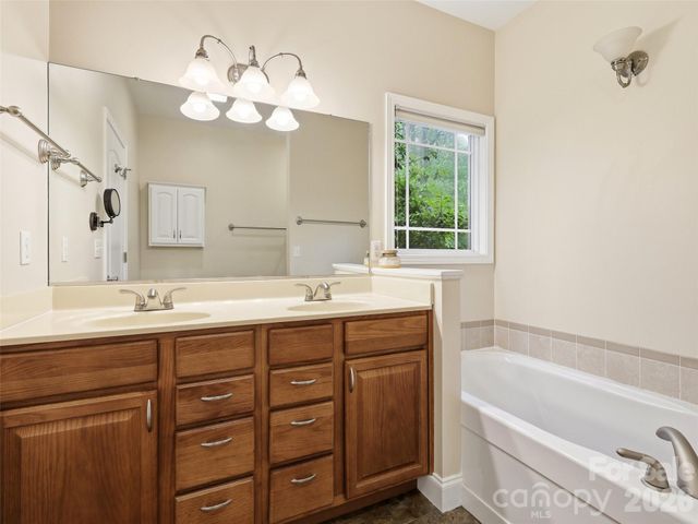 16 Lancaster Lane, Weaverville, NC 28787