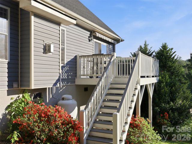 16 Lancaster Lane, Weaverville, NC 28787