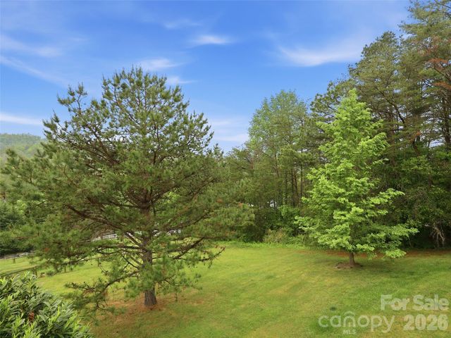 16 Lancaster Lane, Weaverville, NC 28787